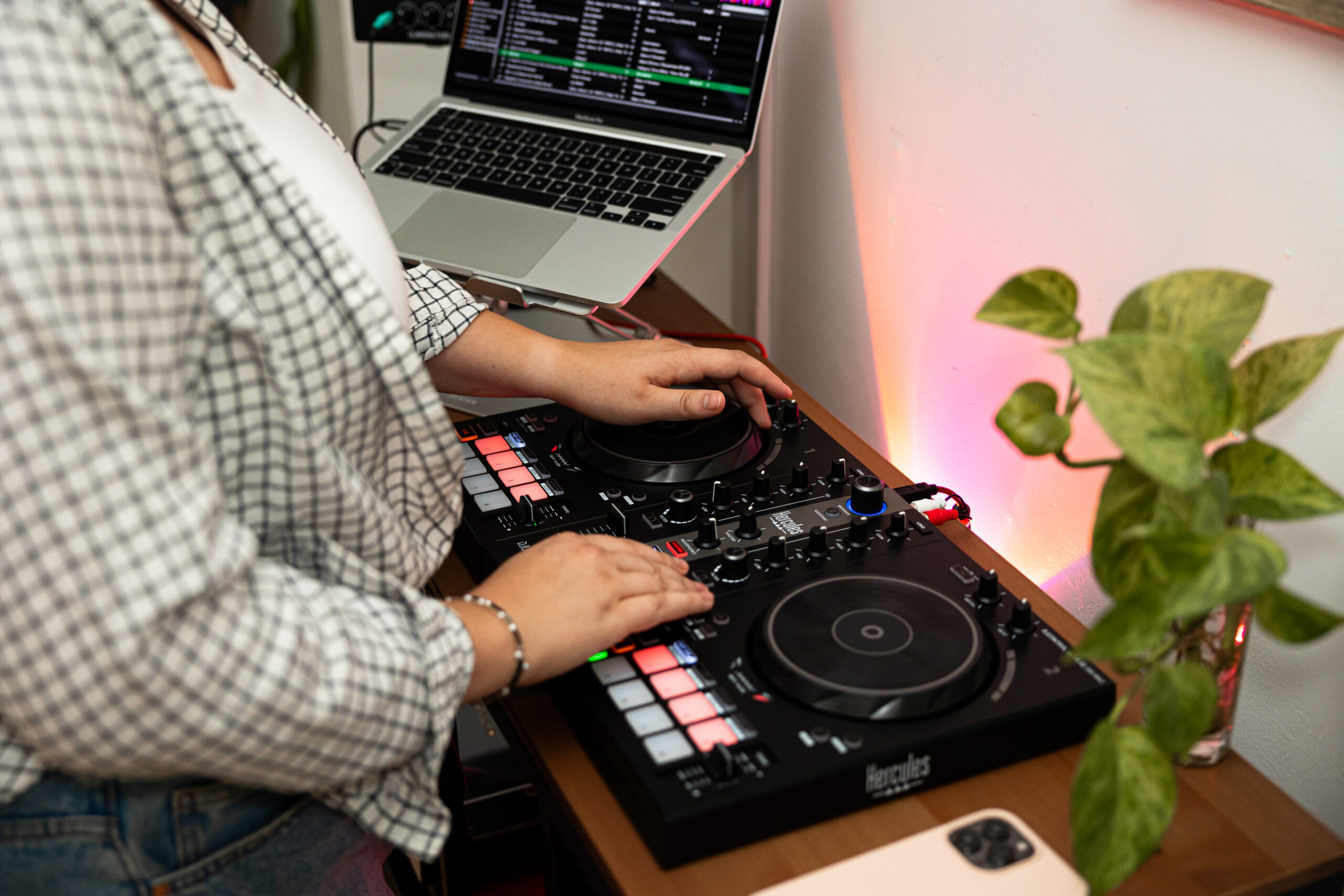 Hands on the Hercules Inpulse 300 MK2 jog wheels and mixer
